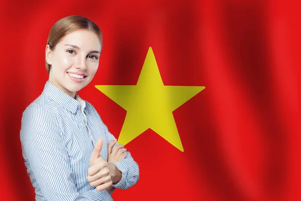 Portrét roztomilé šťastné dívky s vietnamskou vlajkou pozadí. — Stock fotografie