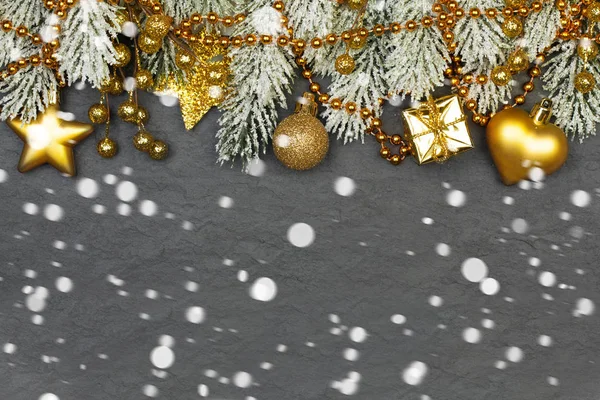 Goud en zwarte kerstcompositie. Goud cadeau, sterren, slinger — Stockfoto