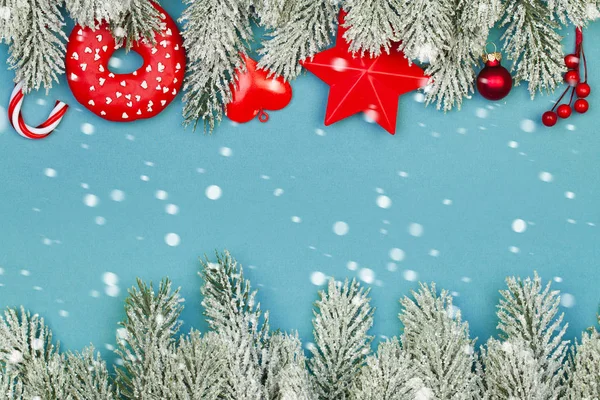 完璧なクリスマスの組成の境界線。青い背景 — ストック写真