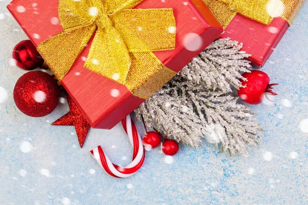 De doos van de gift van Kerstmis met gouden glitter lint en boog en Nieuwjaar — Stockfoto