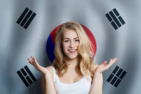 Conceito coreano com feliz menina bonito surpreso com bandeira da Coréia — Fotografia de Stock