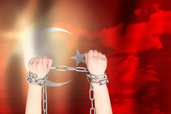 Două mâini au încătușat un lanț metalic pe steagul Turciei. Conceptul de libertate — Fotografie, imagine de stoc