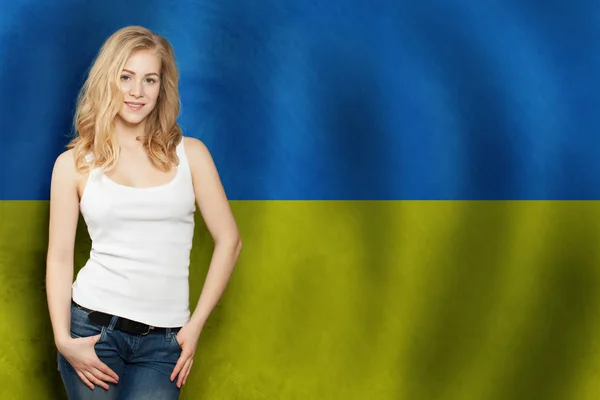 Söt blond leende kvinna med och ukrainska flagga. T — Stockfoto