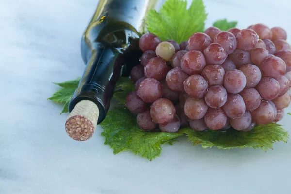 Autentico cibo biologico. Uva e vino rosso — Foto Stock