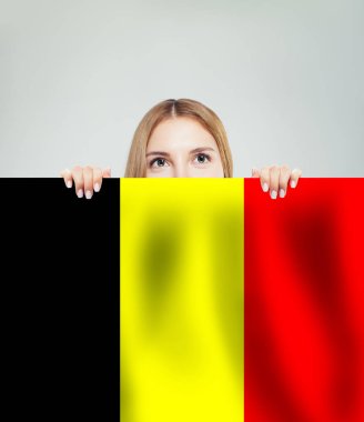 Belçika konseptine bayılıyorum. Mutlu kız Belçika bayrağı