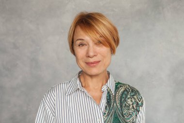 Gri arka planda güzel olgun kadın yüzü