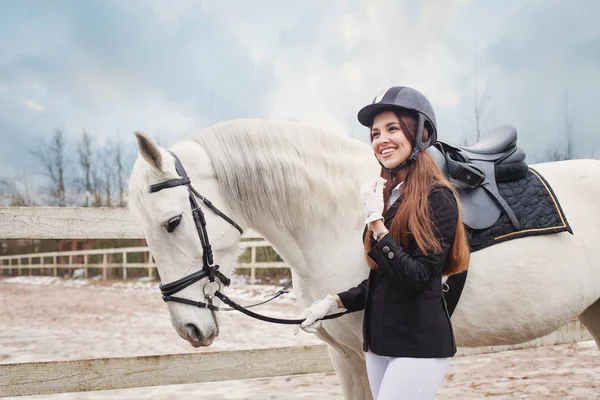 Fröhliche Frau mit Pferd im Freien, Reitstunde — Stockfoto