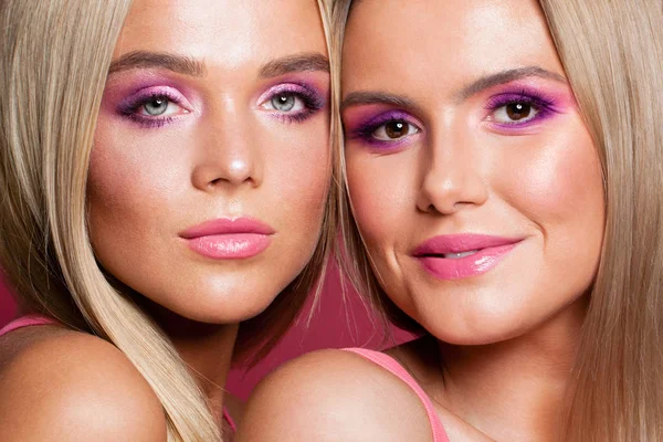 Dos caras de mujeres hermosas. Modelos jóvenes con makeu de moda vívida — Foto de Stock