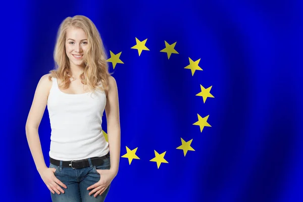 Mulher feliz contra o fundo da bandeira da UE. Viagens e estudo — Fotografia de Stock