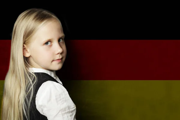 Pensando menina estudante criança contra o fundo bandeira da Alemanha . — Fotografia de Stock