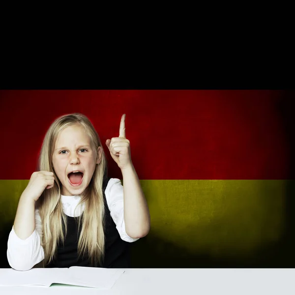 Pensando niña estudiante contra el fondo de la bandera de Alemania . —  Fotos de Stock