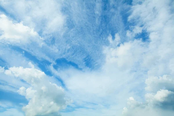Nuages moelleux dans le ciel bleu. Contexte des nuages . — Photo