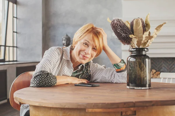 Mujer madura feliz con el pelo corto de jengibre en casa — Foto de Stock