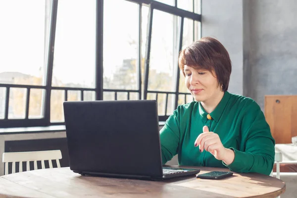 Mujer ordenador portátil de trabajo en interiores — Foto de Stock