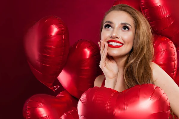 En ung vacker kvinna med röda ballonger. Födelsedag, Alla hjärtans dag — Stockfoto