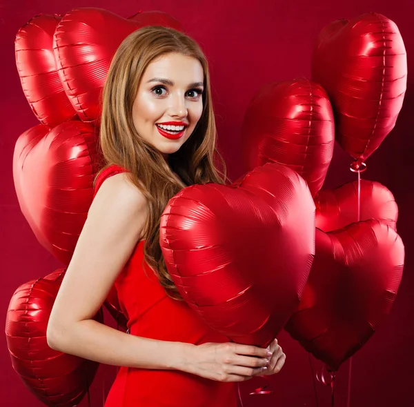 Belle fille modèle avec des ballons coeur rouge. Surprise, anniversaire — Photo