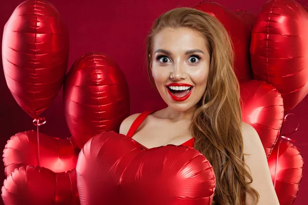 Joyeux jeune femme avec des ballons rouges. Anniversaire, Saint Valentin — Photo
