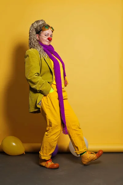 Retrato de mujer real en traje de payaso para el rendimiento — Foto de Stock