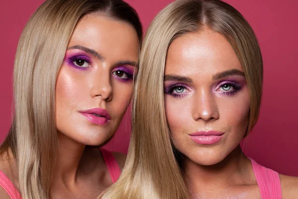 Dos hermosas hermanas con maquillaje y pelo largo y rubio — Foto de Stock