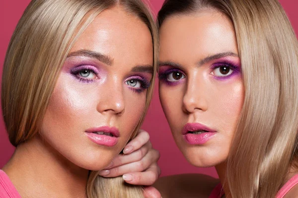 Glamorosas modelos de mujeres con maquillaje de moda sobre fondo rosa — Foto de Stock