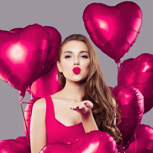 Femme glamour avec coeur rose ballons portrait — Photo