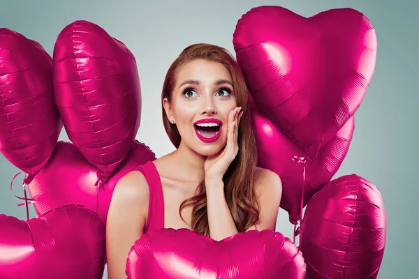 Glad upphetsad modell flicka porträtt. Vacker kvinna med ljus rosa — Stockfoto