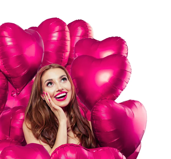 Heureuse femme surprise avec des ballons coeur rose vif isolé — Photo