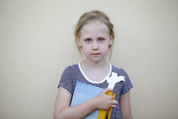 Söta barn med anteckningsbok och penna. Fem år gammal unge, utrymme för reklam text — Stockfoto