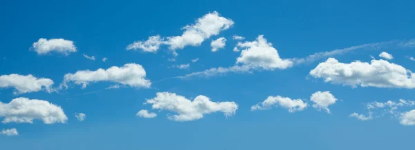 青空に浮かぶふわふわの雲。雲からの背景. — ストック写真