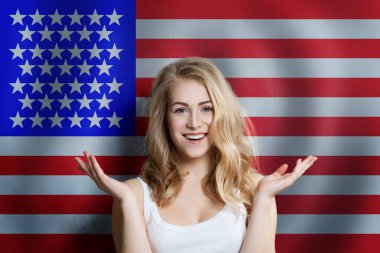 Usa bayrağı geçmişi olan şaşkın, mutlu bir kız.. 