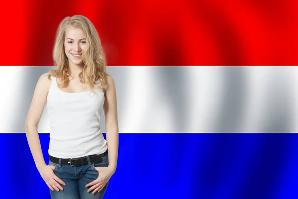 Frankrijk concept met vrolijke vrouw op Franse vlag achtergrond. — Stockfoto