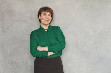 Gülümseyen kendine güvenen iş kadınının portresi