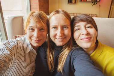 Mutlu kadın selfie fotoğraf çekme