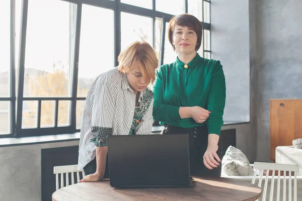 Mediados de negocios adultos mujeres que trabajan ordenador portátil — Foto de Stock