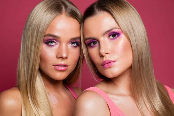 Dos mujeres rubias con maquillaje de moda rosa brillante, primer plano retrato — Foto de Stock