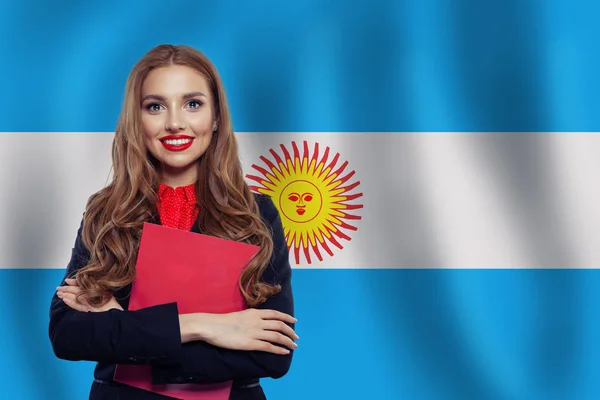 아르헨티나 국기 배경에 행복한 여자 학생의 초상화 — 스톡 사진