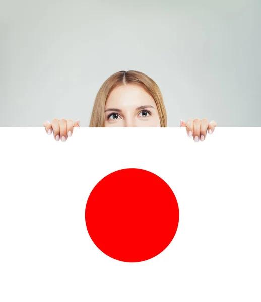 Λατρεύω την Ιαπωνία. Νεαρή γυναίκα με ιαπωνική σημαία φόντο. — Φωτογραφία Αρχείου