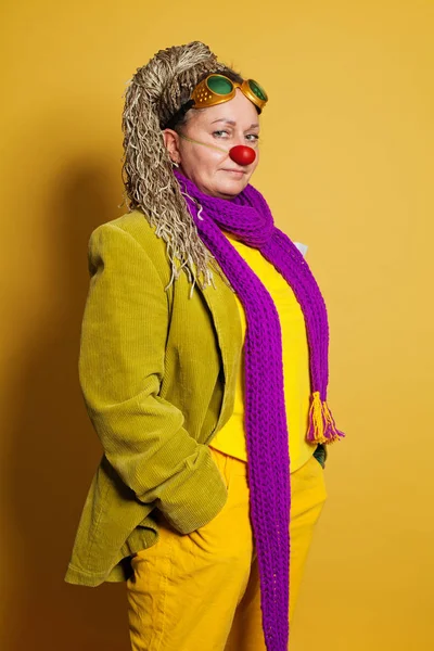 Sorrindo palhaço mulher madura no fundo amarelo — Fotografia de Stock