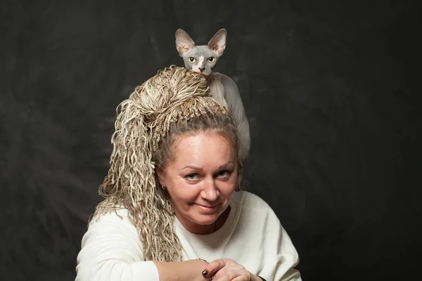 Mujer y gato. Mujer madura feliz con retrato de mascota — Foto de Stock