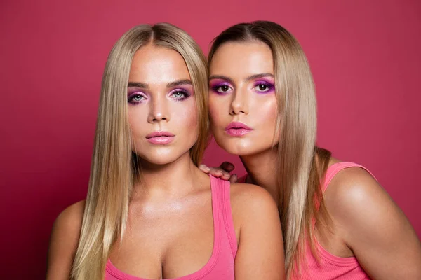 Schöne Gesichter. zwei junge hübsche Frauen Porträt — Stockfoto