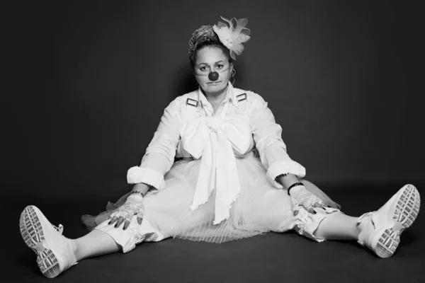 Schwarz-weißes Studioporträt der Schauspielerin Frau Clown — Stockfoto