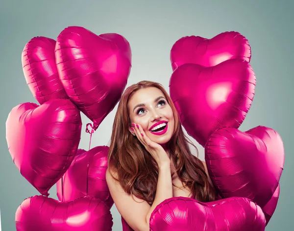 Gelukkig verrast meisje met roze ballonnen — Stockfoto