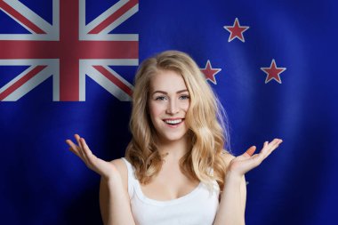Yeni Zelanda 'ya seyahat. Yeni Zelanda bayrağıyla Şaşkın Mutlu kız öğrenci
