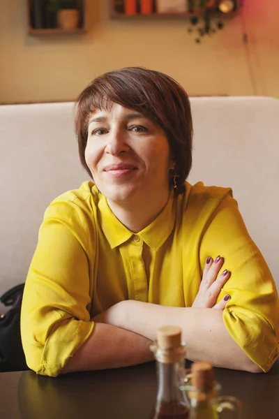 Mulher madura bonito sorrindo e sentado no café — Fotografia de Stock