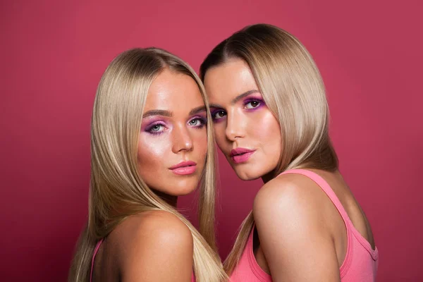 Hübsche blonde Models mit langen glatten Haaren — Stockfoto