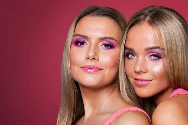 Hermosas mujeres sonrientes modelos con maquillaje en rosa — Foto de Stock