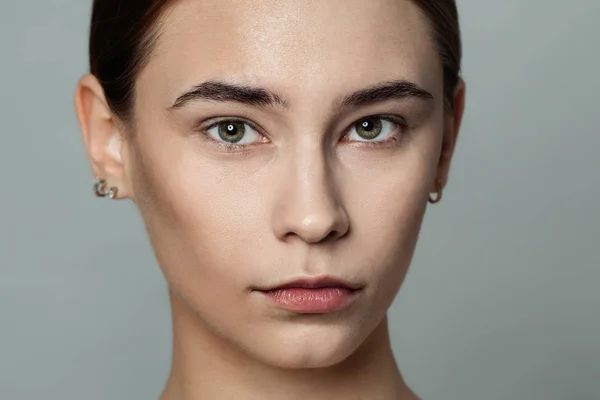 Joven hermosa mujer sin maquillaje cosméticos retrato . — Foto de Stock