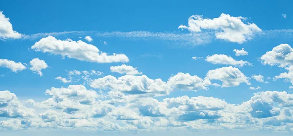 青空に浮かぶふわふわの雲。雲からの背景. — ストック写真