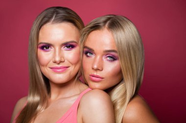 Çekici sarışın kadın portresi, iki güzel yüz.