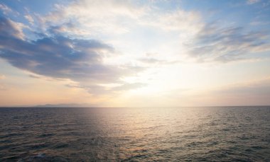 Mavi gökyüzü bulutları ve okyanus. Bulutlu güzel manzara 